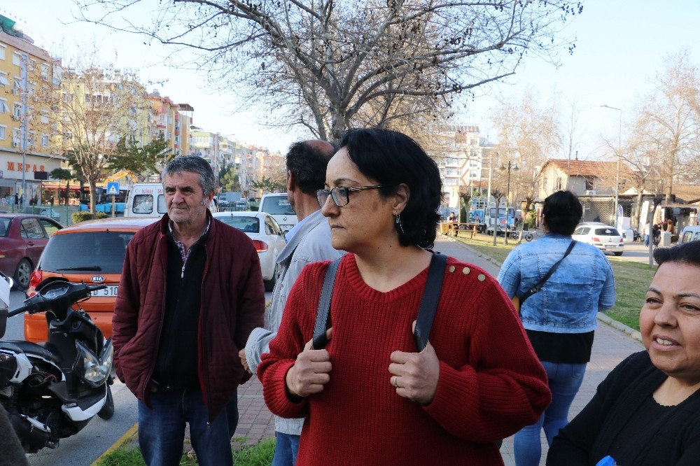 Çarptığı motosikletteki kadının yaralandığını gören kadın şoku üzerinden atamadı 