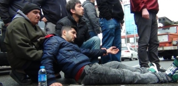 Çarptığı sürücüyü kucağına yatırarak ambulans bekledi
