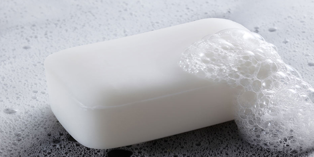 Çarşafının altına sabun koyuyor! Nedenini öğrenince siz de yapacaksınız: Doktorları bile şaşkın!