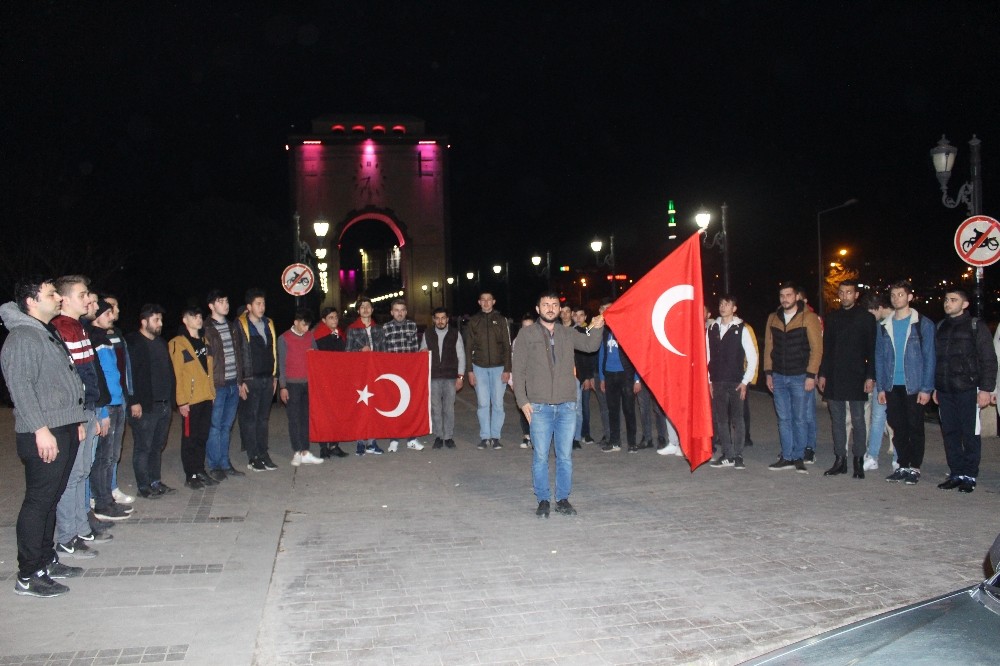 Çarşambalı gençlerden şehitler için saygı duruşu 