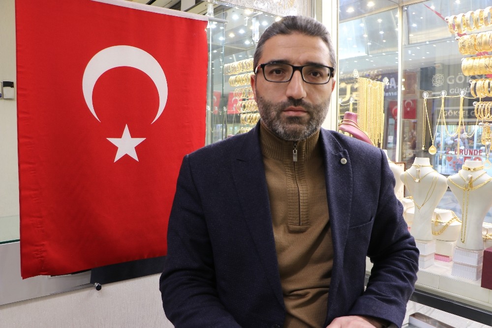 Çarşı ‘Al bayrağa’ büründü 