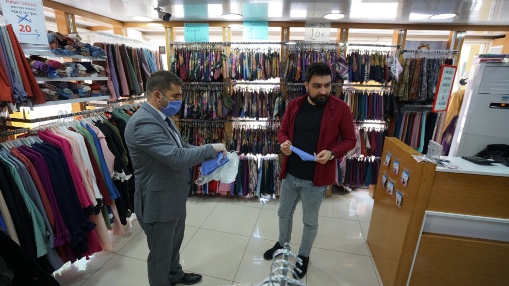 Çarşı esnafına maske dağıtıldı 
