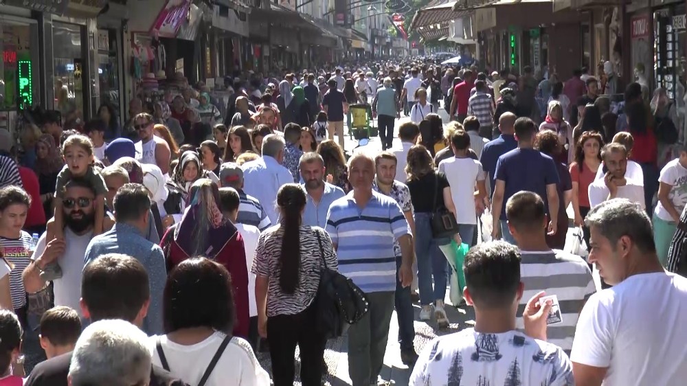 Çarşı pazarda bayram yoğunluğu yaşanıyor 