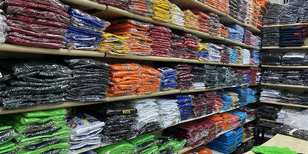 Çarşı pazarda okul kıyafeti alışverişi telaşı