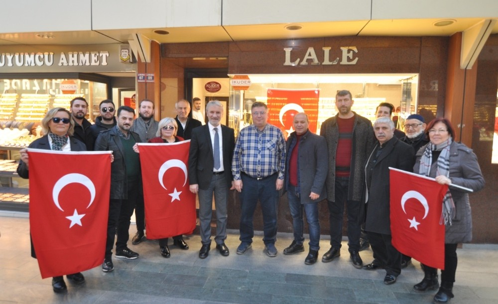 Çarşıyı Türk bayraklarıyla donattılar 