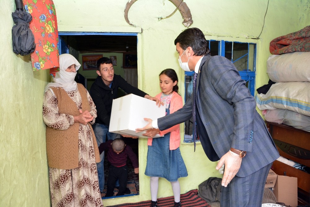 Çatak belediyesinden ihtiyaç sahiplerine yardım kolisi 