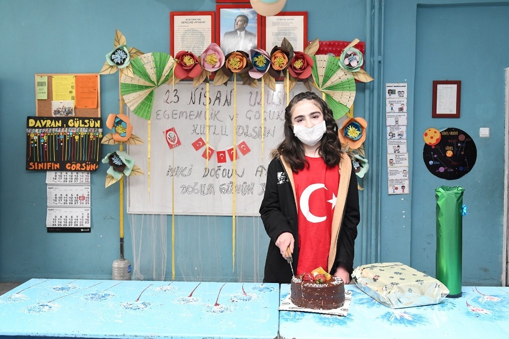 Çatak’ta 23 Nisan’da doğan öğrenciye doğum günü sürprizi 