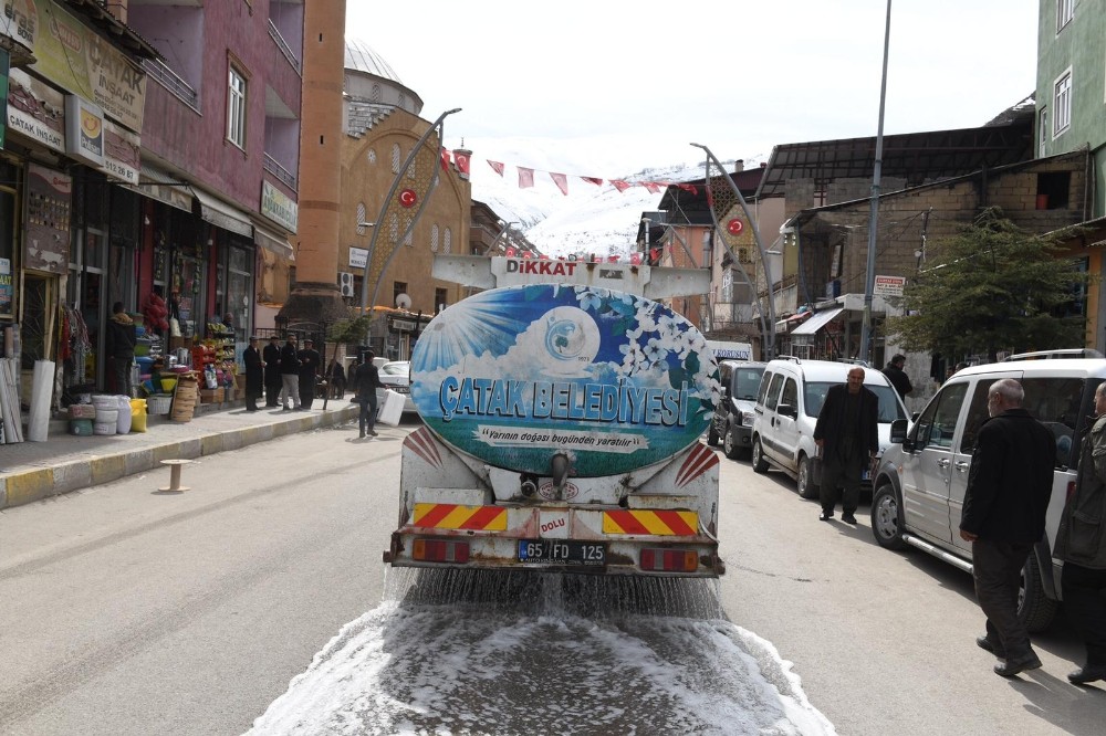 Çatak’ta korona virüse karşı dezenfeksiyon çalışması 