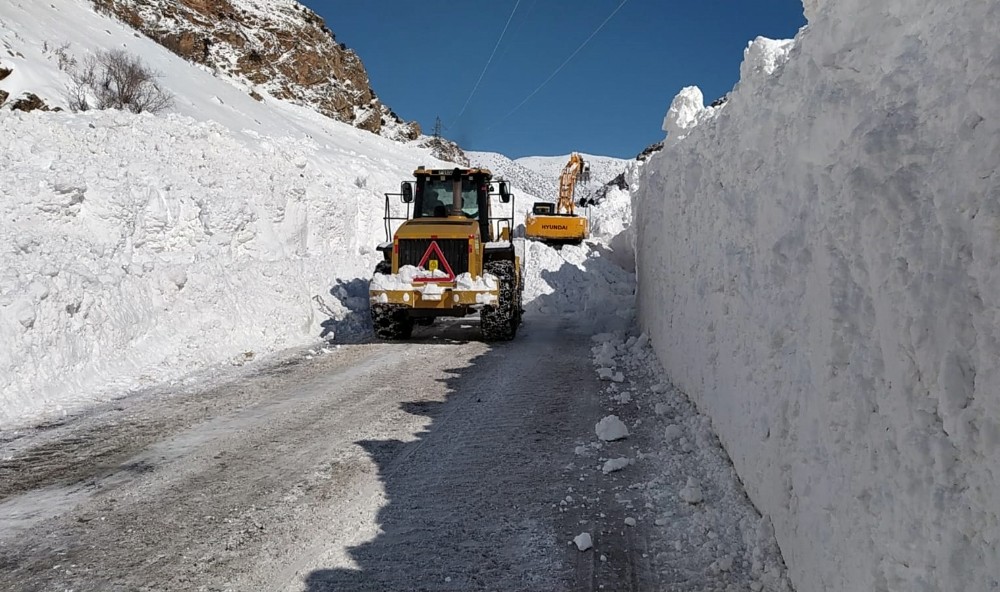 Çatak’taki çığ bölgelerinde çalışmalar sürüyor 