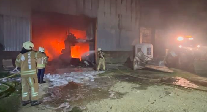 Çatalca’da fabrika deposu alev alev yanıyor