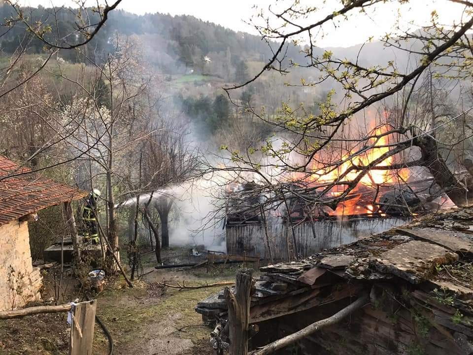 Çatalzeytin’de bir ev yangında kullanılamaz hale geldi 