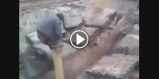 Çatı çökünce direğin üstünde 'leylek' gibi kalan adam