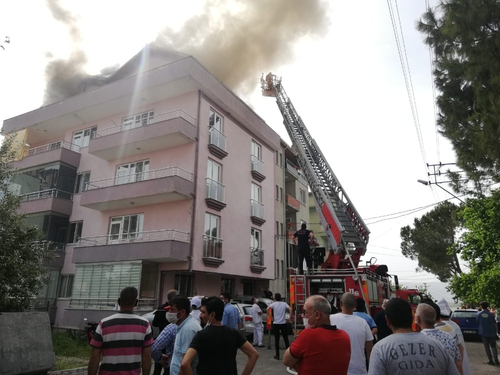 Çatı katında çıkan yangın hasara neden oldu 