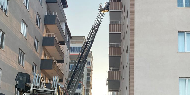 Çatı katında çıkan yangın paniğe neden oldu