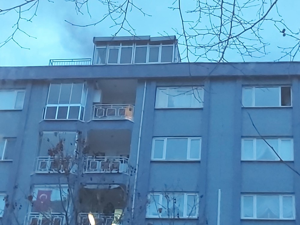 Çatı katında çıkan yangın paniğe sebep oldu 