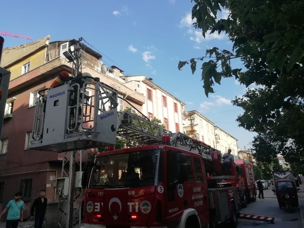 Çatı katında çıkan yangını itfaiye ekipleri söndürdü 