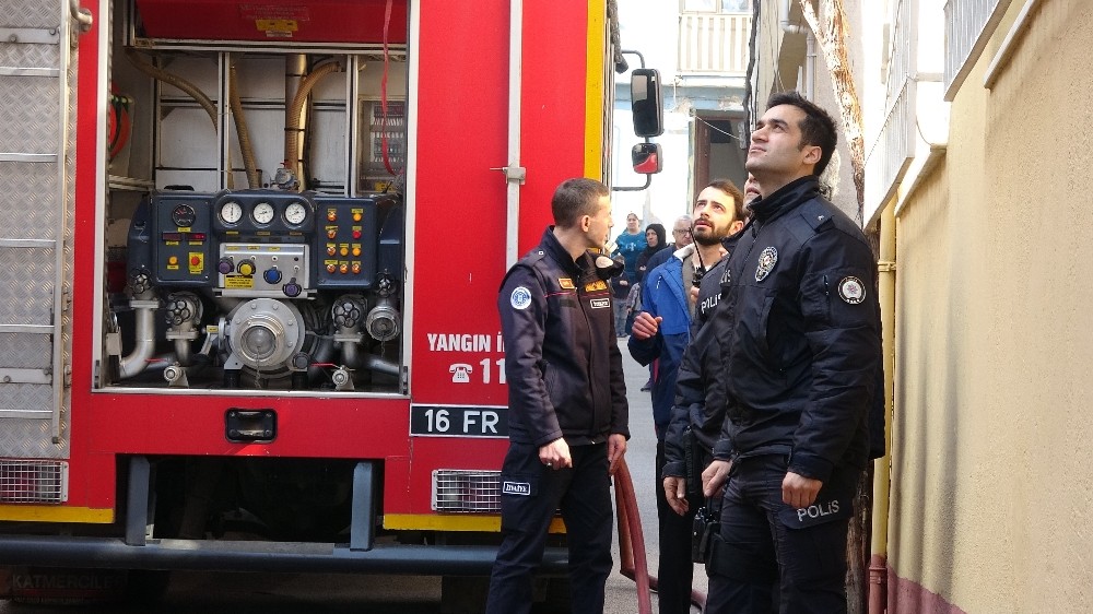 Çatı katından çıkan dumanları polis ekipleri fark etti 