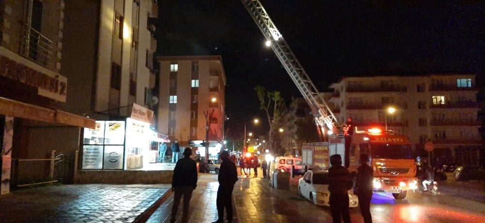 Çatı yangını paniğe neden oldu 