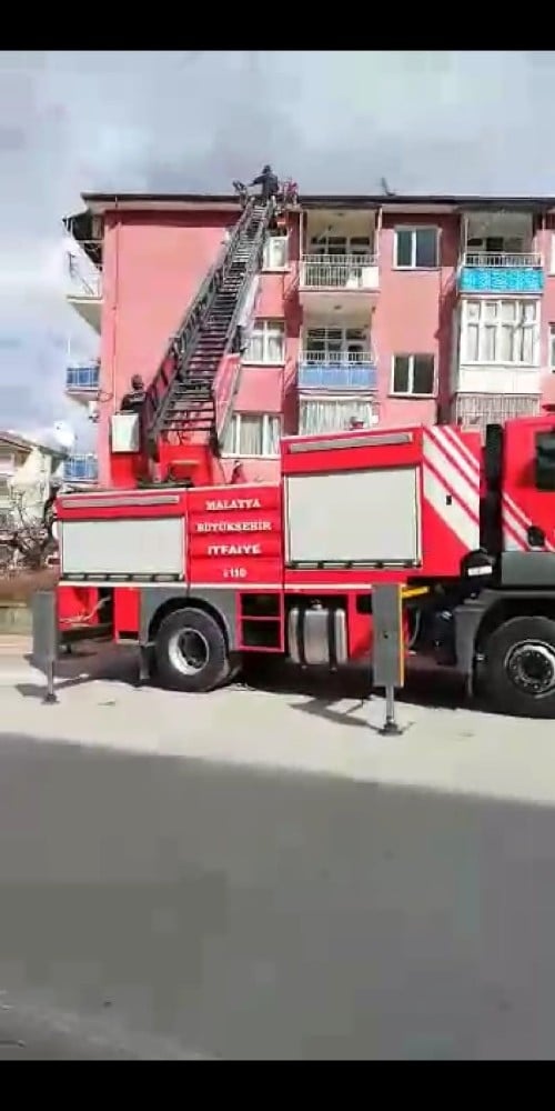 Çatıda ayağı sıkışan güvercini itfaiye kurtardı 