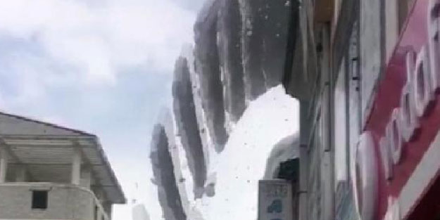 Çatıda biriken kar, çığ gibi düştü