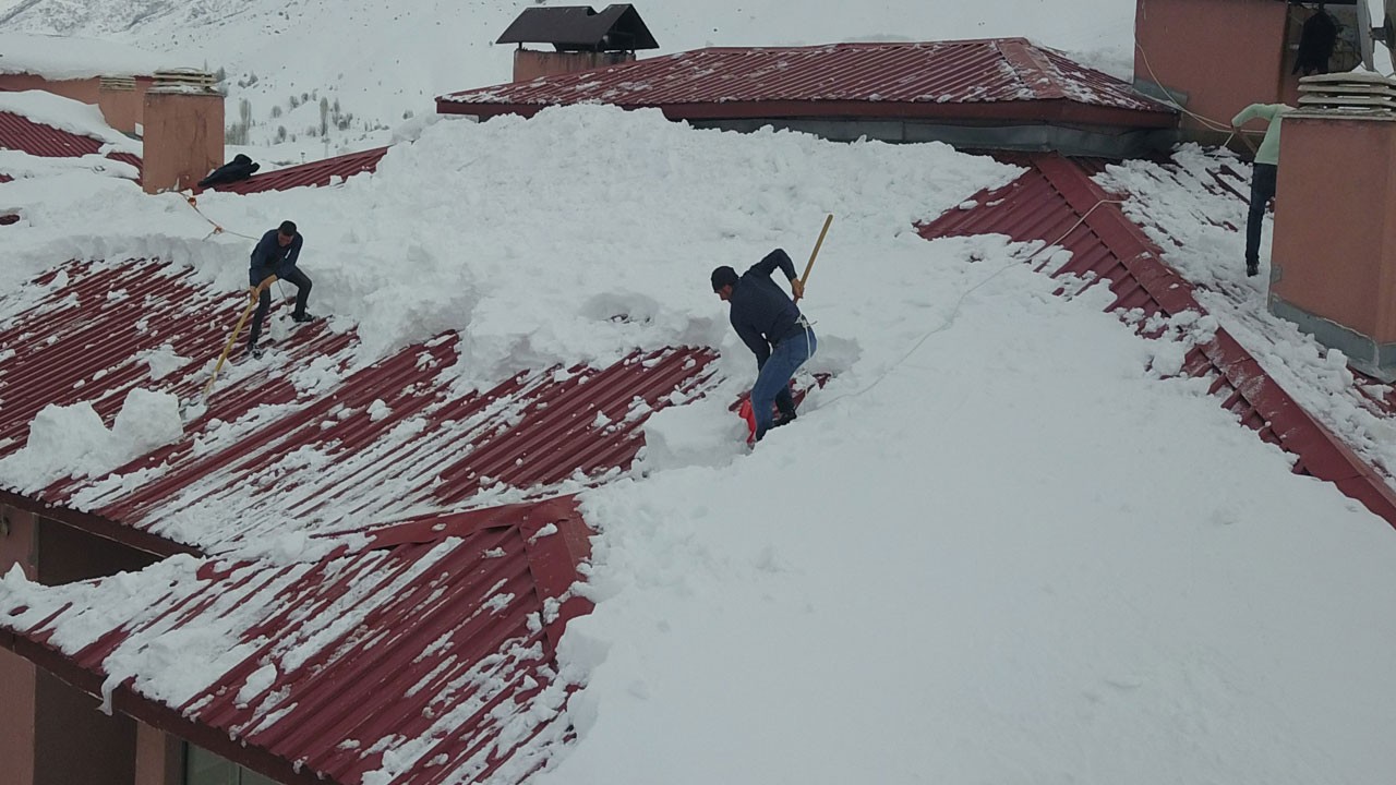 Çatıda can pazarı! Kışın zorlu mesaisi ekmek kapısı oldu