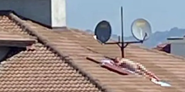 Çatıda çıplak alarmı: Adam polis sirenini duyunca kaçtı! Görünen manzara ağızları açık bıraktı
