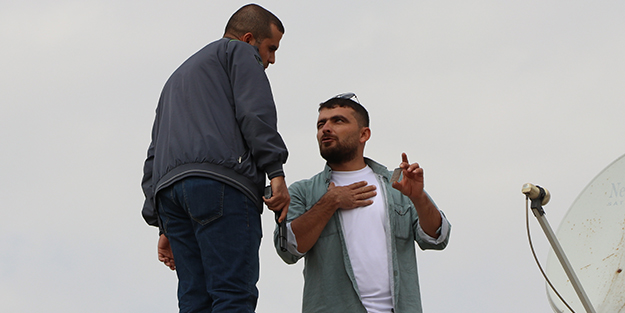 Çatıda havaya ateş açıyordu! Bakın kim ikna etti