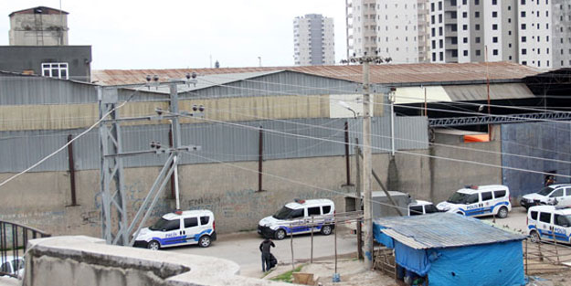 Çatıda plastik kaplamaya basan bekçi, betona çakılarak can verdi