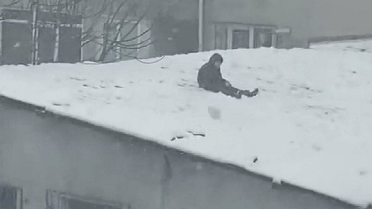 Çatıda tehlikeli oyun! Ölümle burun buruna kar eğlencesi