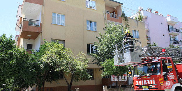 Çatıda tutuşan malzemeler, itfaiye ekiplerini harekete geçti