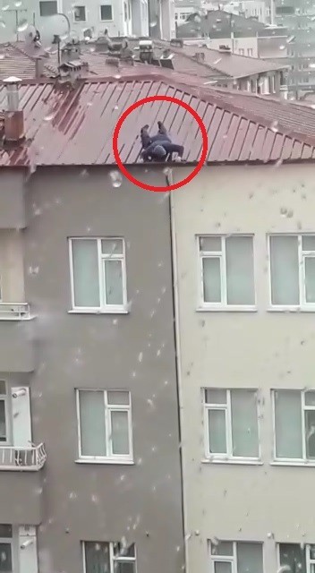 Çatıda yürekleri ağza getiren an 