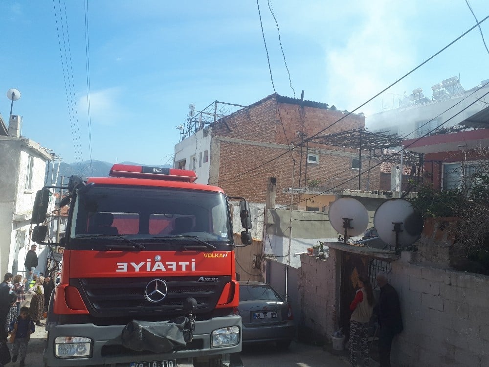 Çatıdaki çıkan yangın korkuttu 