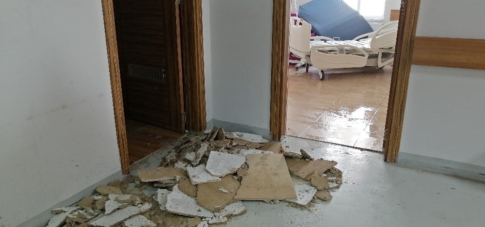 Çatıdaki kar eriyince üniversite hastanesini su bastı 