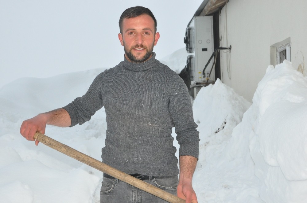 Çatıdaki karı temizlerken ölümden dönen Özgenç, o anları anlattı 