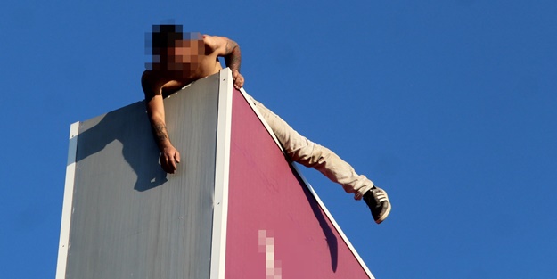 Çatıdan atlamak isteyen şahsı bakın neyle ikna etmeye çalıştılar