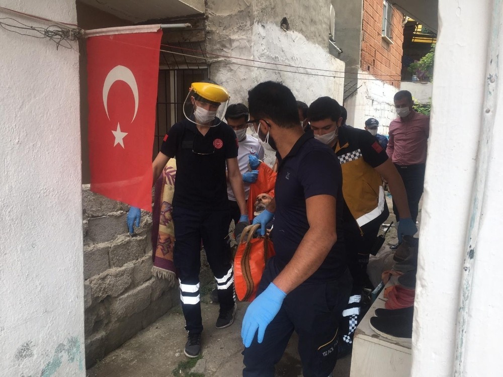 Çatıdan düşen dede torunlarının da yaralanmasına sebep oldu 