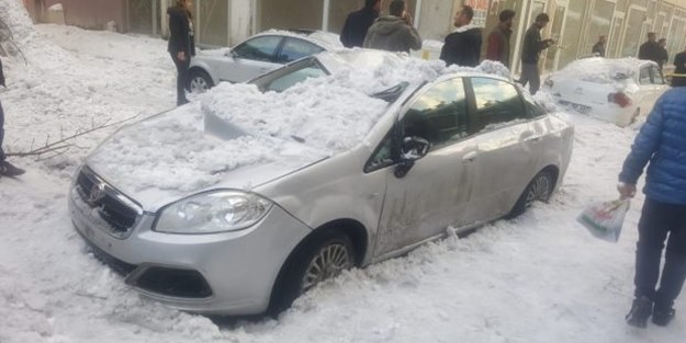 Çatıdan düşen kar 8 aracı pert etti