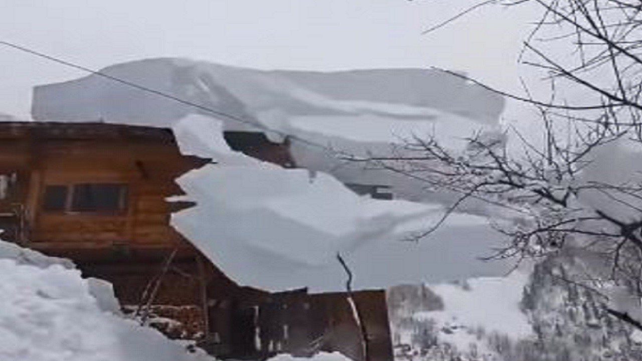 Çatıdan düşen kar az kalsın can alıyordu!