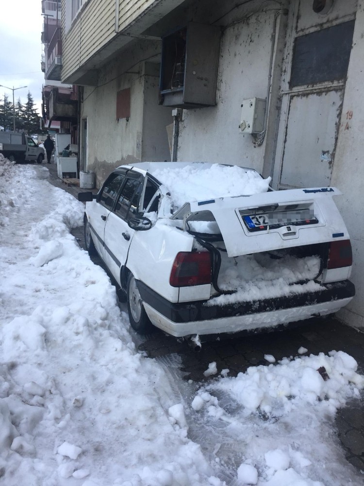 Çatıdan düşen kar kütlesi, park halindeki aracı kullanılamaz hale getirdi 