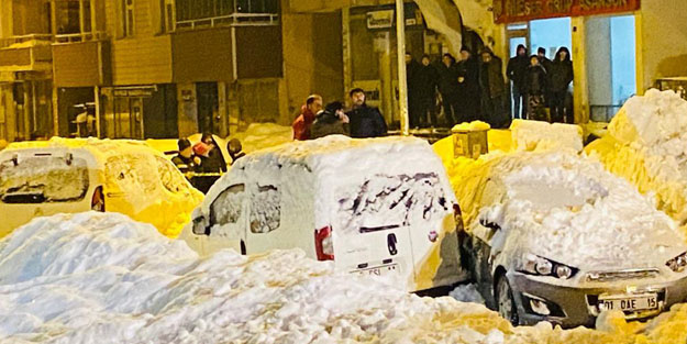 Çatıdan düşen kar yığını 3 araca zarar verdi