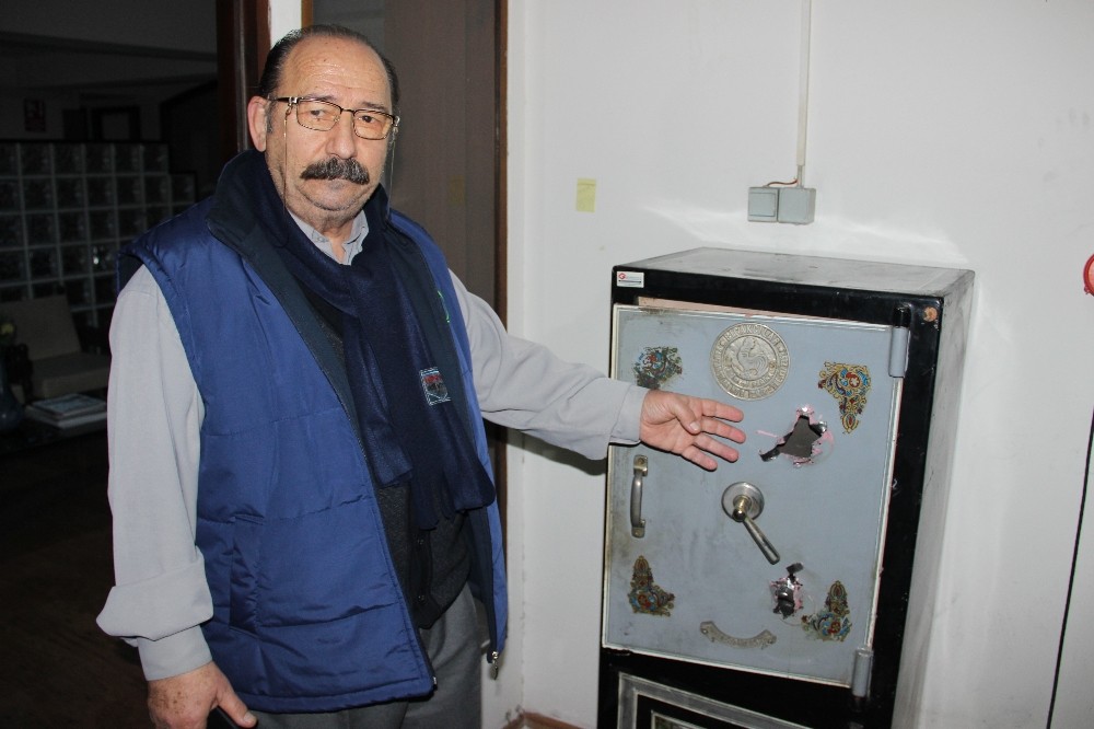 Çatıdan giren hırsızlar çelik kasaları matkapla açmış 