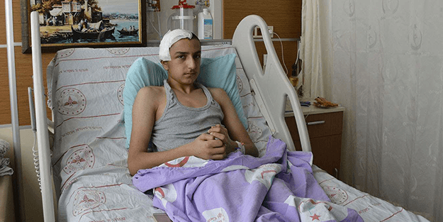 Çatıdan kafasına kar ve buz kütlesi düşen çocuk ölümden böyle döndü