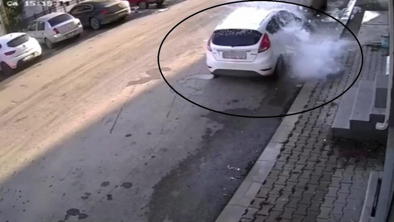 Çatıdan kopan kar kütlesi aracın üstüne böyle düştü