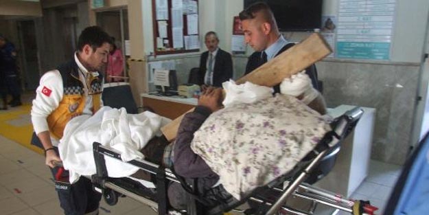 Çatıdan söktüğü kalastaki çivi başına saplandı
