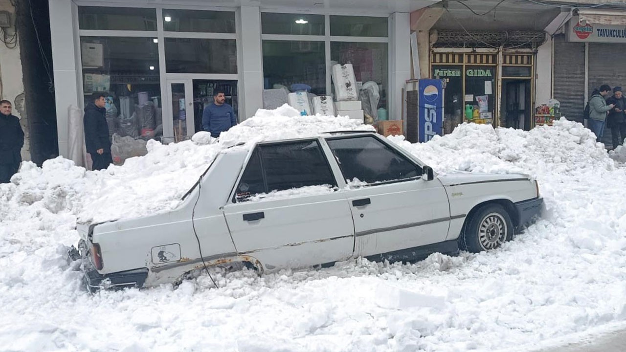 Çatıdan tehlike yağdı! Kar kütlesi otomobili ezdi