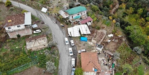 Çatılar uçtu, ağaçlar söküldü! Şehirde fırtına