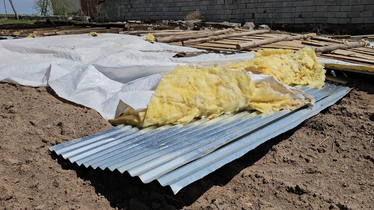 Çatılar uçtu, hayvanlar telef oldu