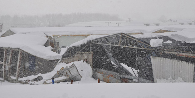 Çatılar yoğun kara dayanamadı