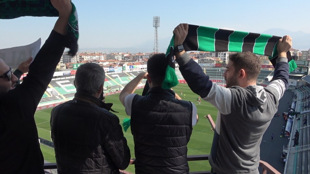 Çatılara, balkonlara çıkıp takımlarını desteklediler 