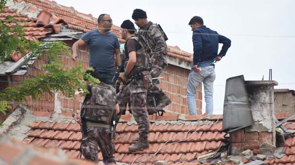 Çatılarda arıyorlar… Özel harekat ekipleri mahalleye kobralarla girdi şuan tek tek…